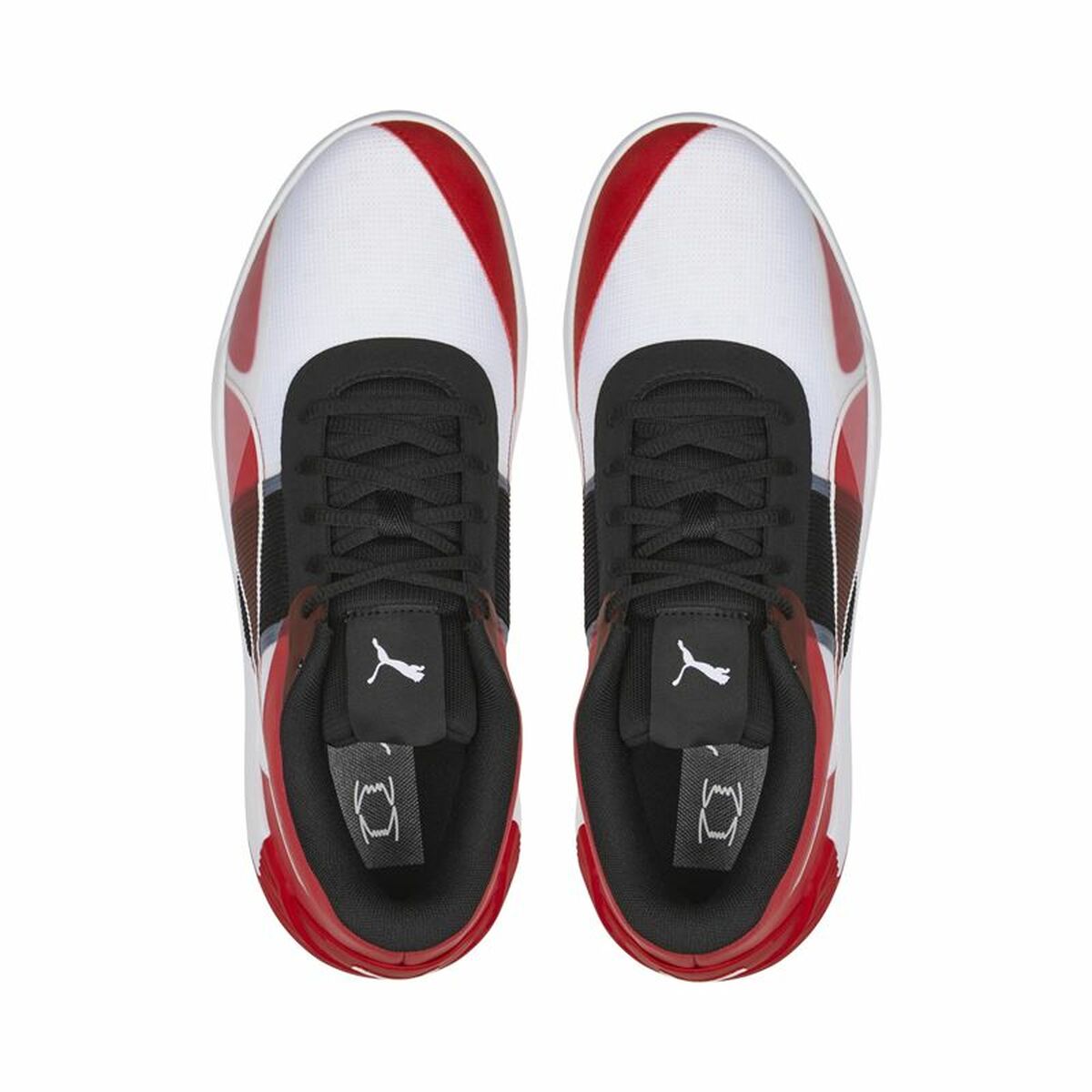 Paire de chaussures de basketball Puma, tige blanche et rouge, col noir, lacets noirs