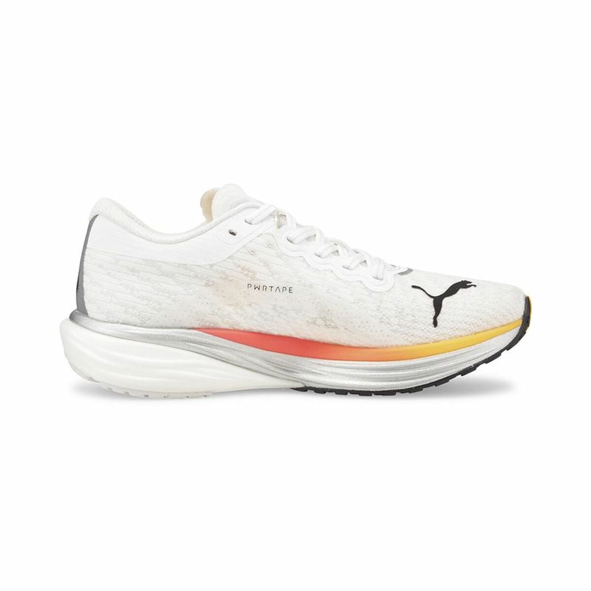 Chaussure de running Puma Deviate Nitro blanche, logo noir et semelle orange/jaune.