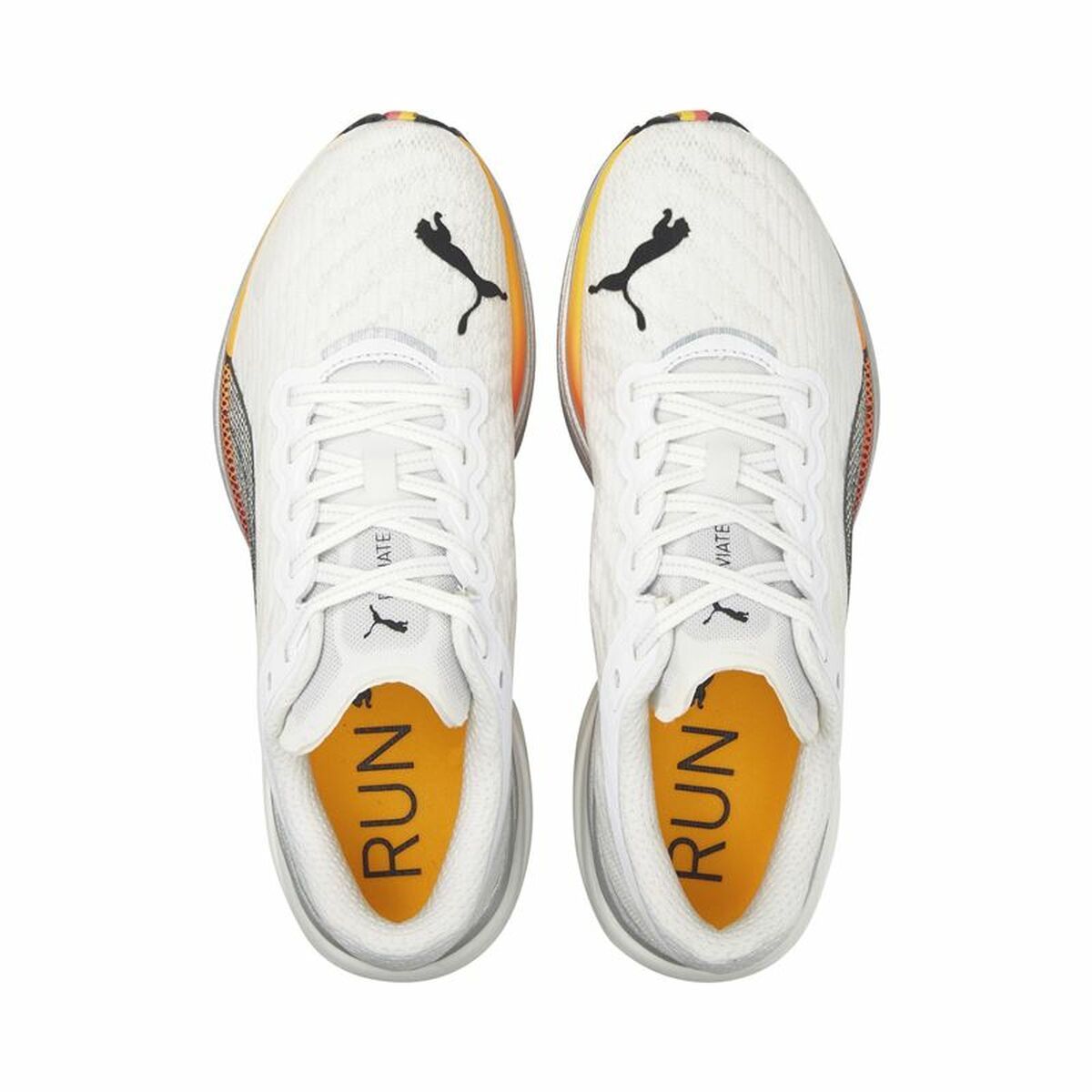 Chaussures de running Puma Deviate Nitro blanches, semelle intérieure orange avec inscription RUN
