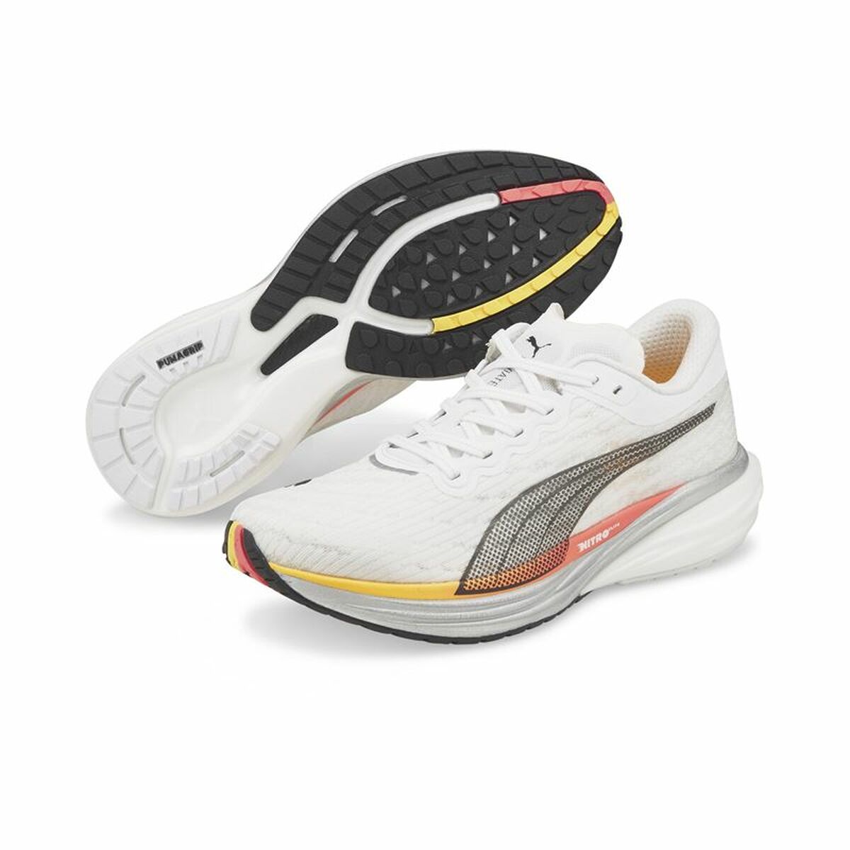Chaussure de running Puma Deviate Nitro blanche, semelle noire crantée vue 3/4