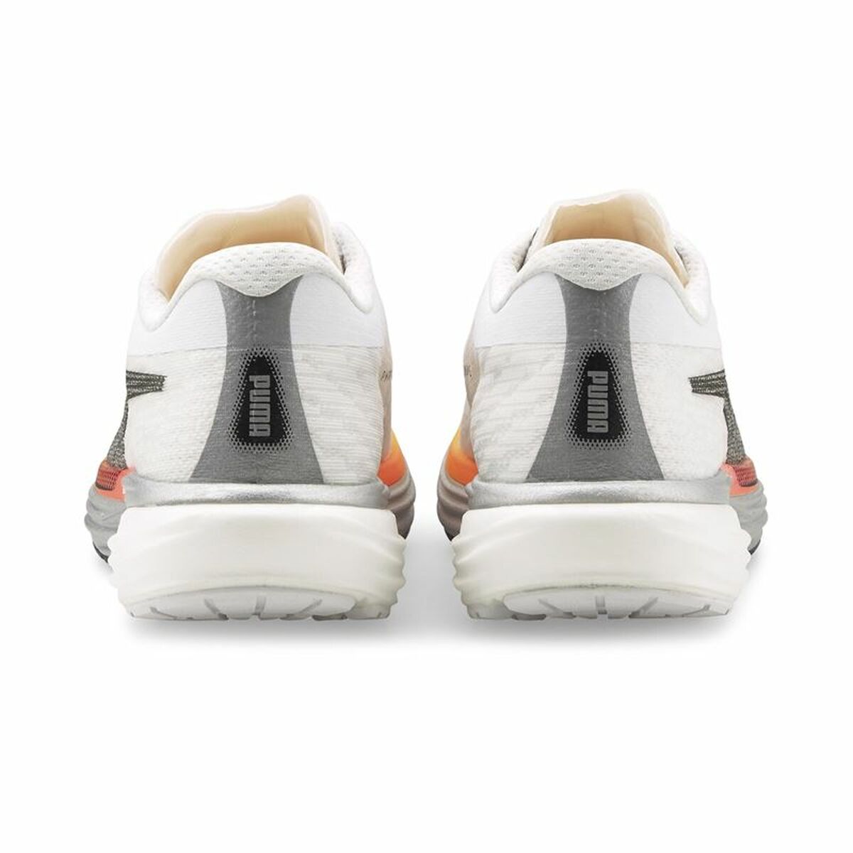Chaussure de running Puma blanche, vue arrière avec contrefort gris et semelle claire.
