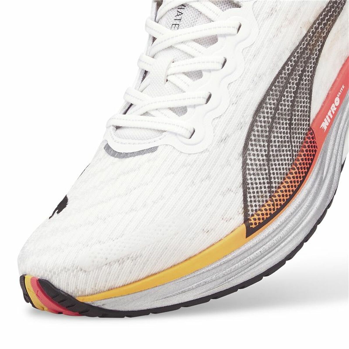 Chaussure Puma Deviate Nitro blanche à lacets, empiècement mesh orange sur le côté.