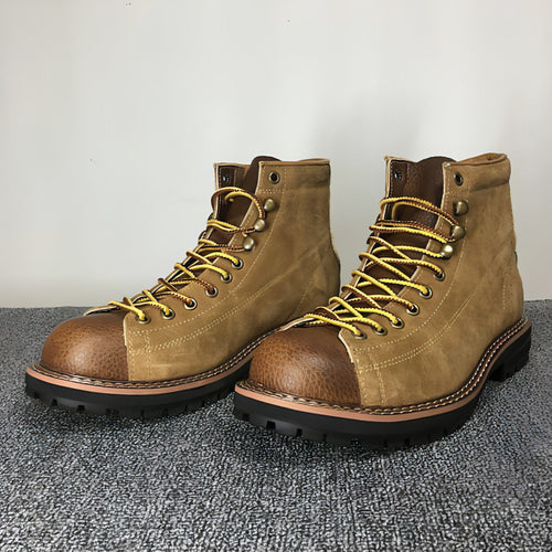 Bottes Martin en cuir marron, lacets jaunes, tige haute et semelle crantée noire