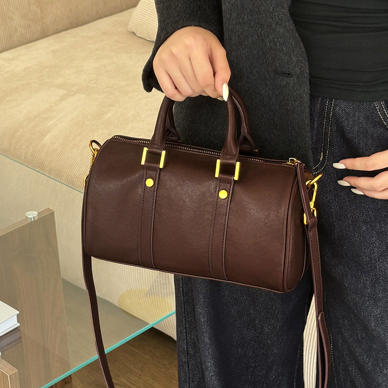 Sac bandoulière en cuir brun avec poignée double et bandoulière, fermeture éclair