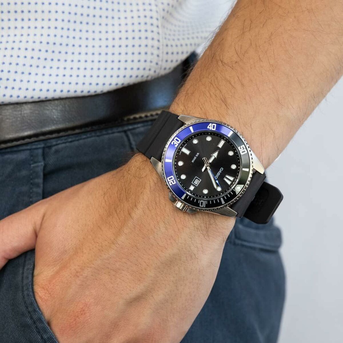 Montre diver au poignet, cadran bleu et noir, bracelet en caoutchouc
