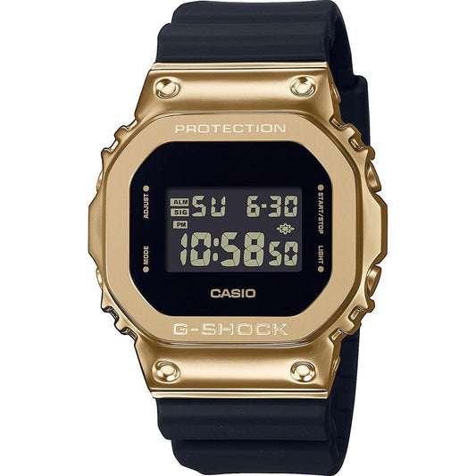 Montre Casio G-Shock GM-5600G-9ER à écran digital, boîtier doré et bracelet noir.