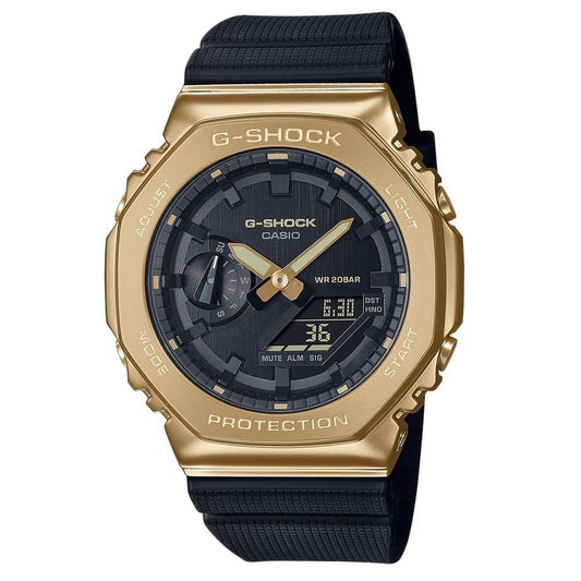 Montre Casio G-Shock femme boîtier doré, cadran noir et bracelet résine tressé.