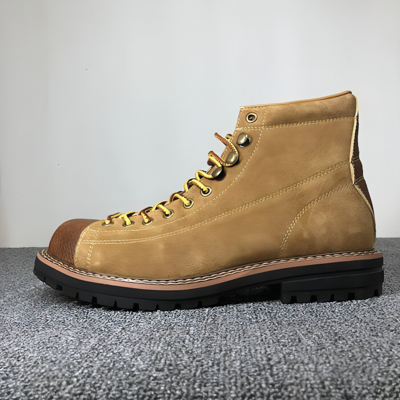 Botte Martin en cuir marron à lacets jaunes, tige mi-haute et semelle noire