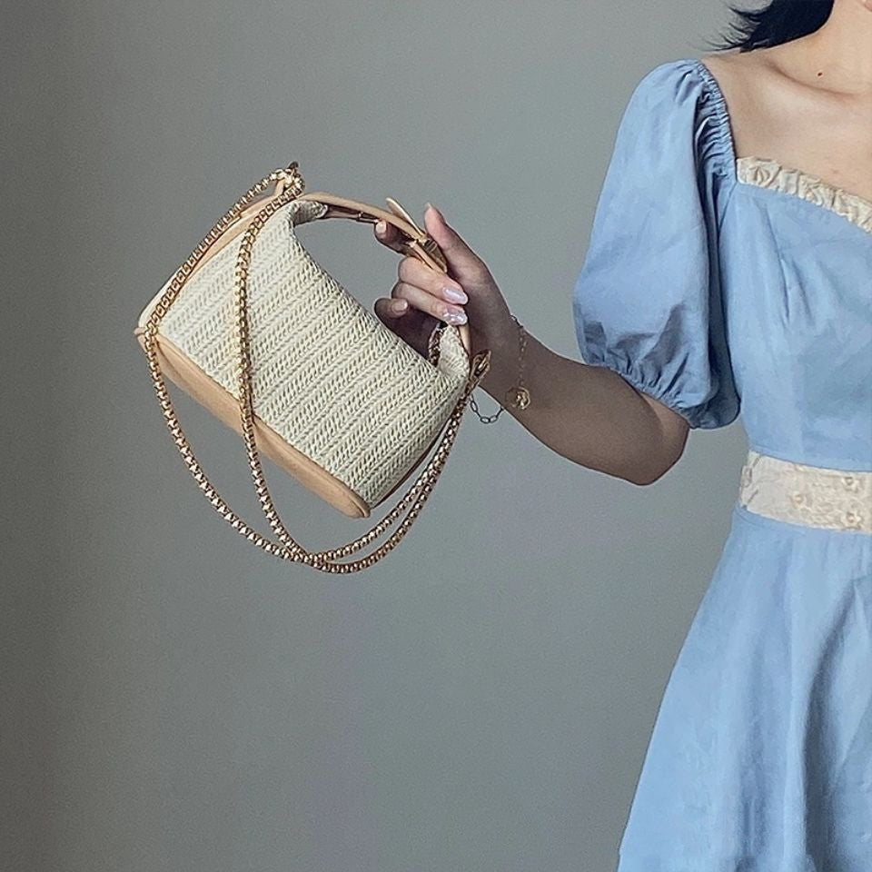 Sac bandoulière beige tressé, anse courte et chaîne dorée