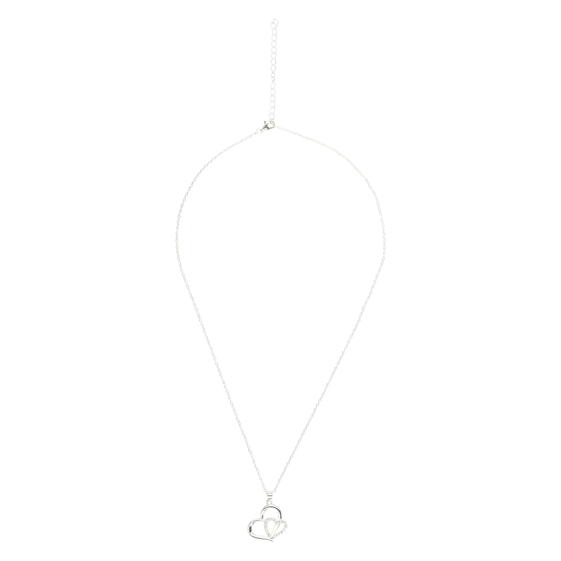 Collier argenté avec pendentif cœur au bas de la chaîne