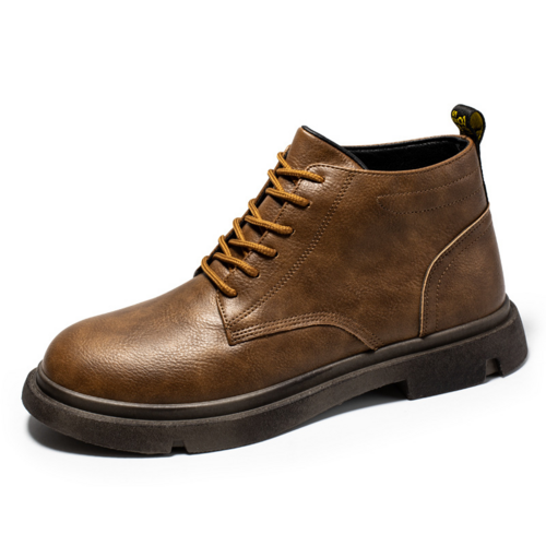 Bottes montantes en cuir brun, lacets, semelle épaisse, bout arrondi et surpiqûres.