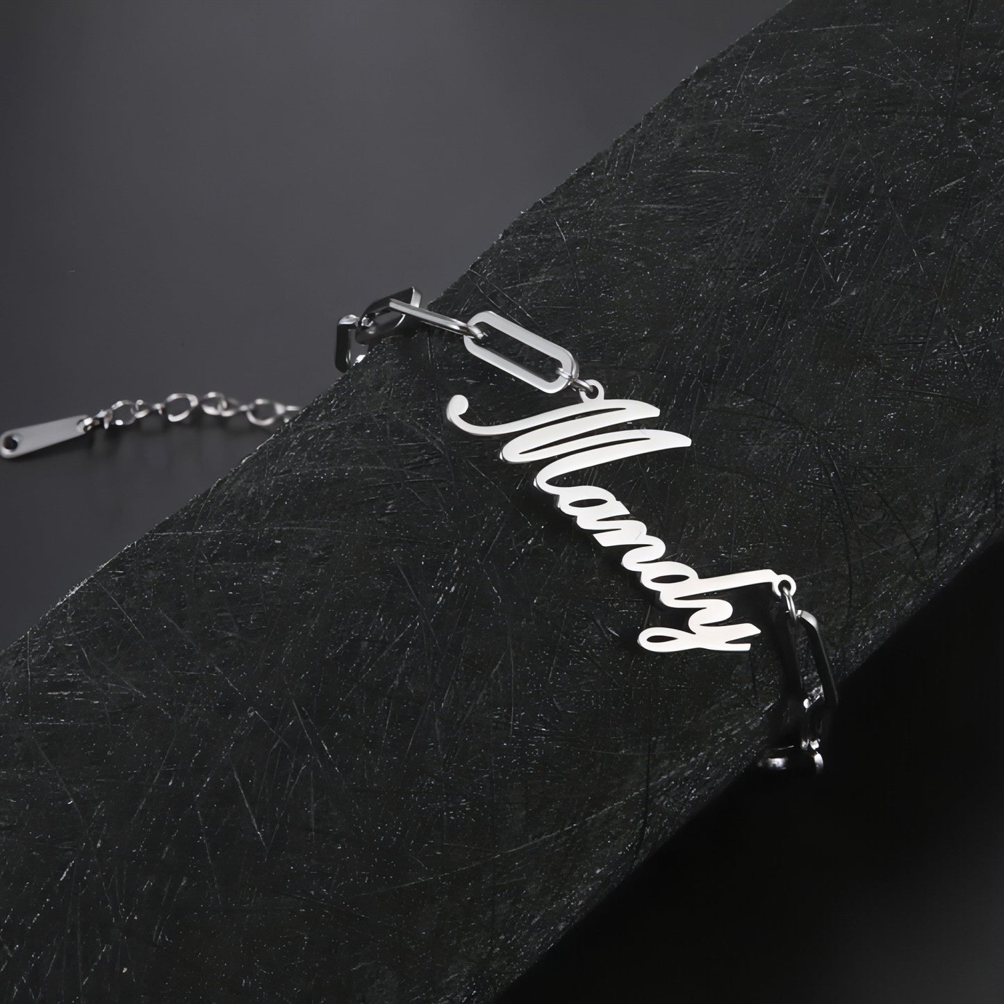 Bracelet chaîne argenté à maillons carrés avec fermoir et inscription