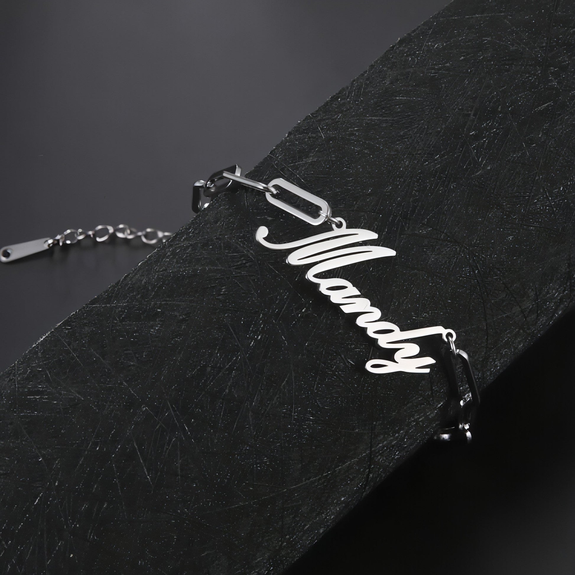 Bracelet chaîne argenté à maillons carrés avec fermoir et inscription