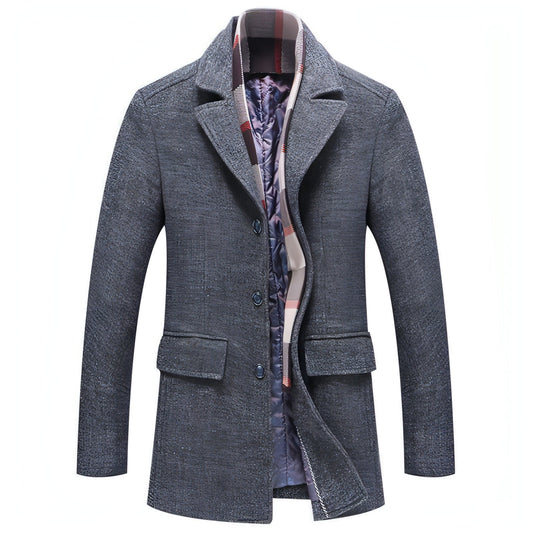 Veste mi-saison homme en laine grise, col cranté, poches, patte boutonnée, écharpe à carreaux.