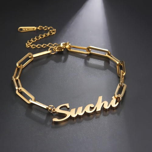 Bracelet chaîne doré à maillons carrés et inscription en lettres cursives