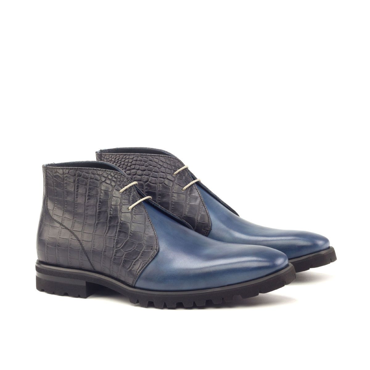 Bottes mi-montantes en cuir croco peint bleu marine, lacets et semelle commando