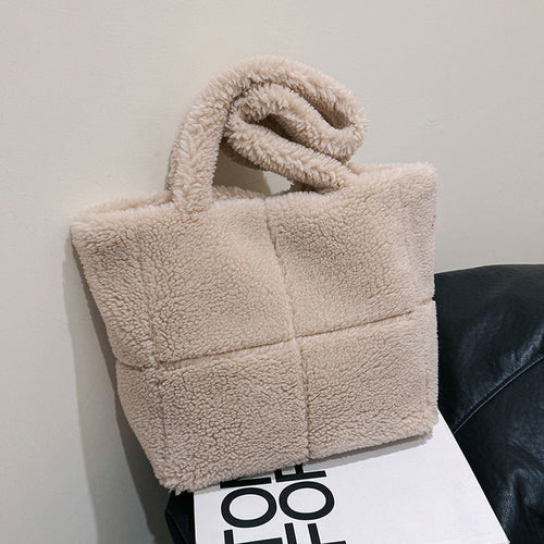 Sac cabas en peluche beige clair, poignée et rabat du haut.