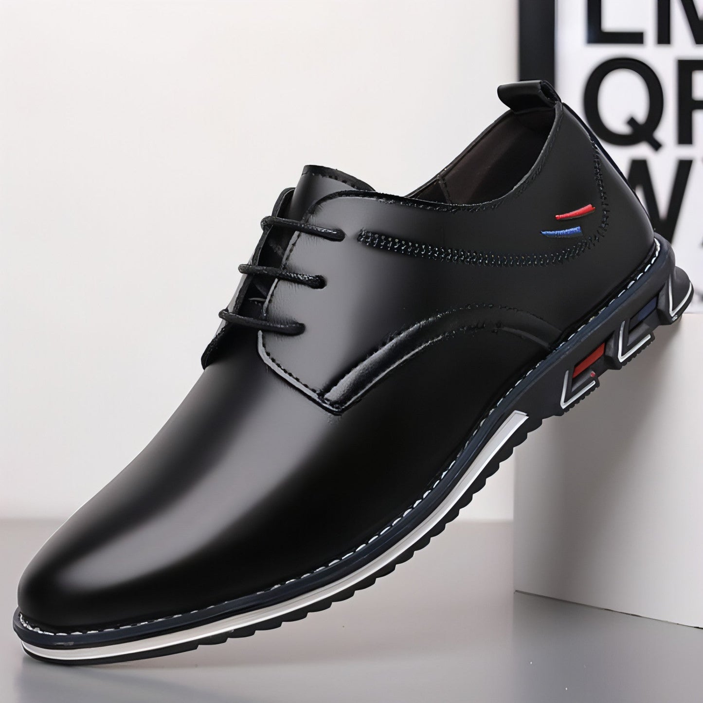 Chaussure casual noire en cuir avec lacets, surpiqûres et semelle à relief