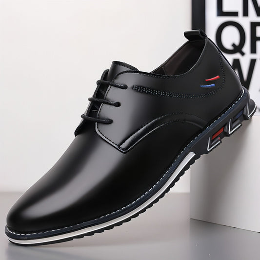 Chaussure casual noire en cuir avec lacets, surpiqûres et semelle à relief