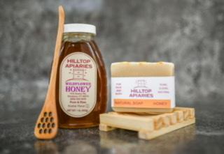 Coffret cadeau de soins : pot de miel Hilltop Aromas, cuillère en bois, savon
