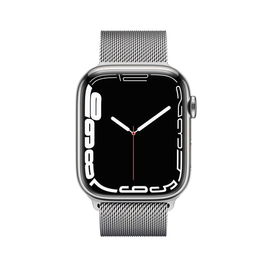 Apple Watch Series 7 argent : cadran noir, bracelet maille métal.