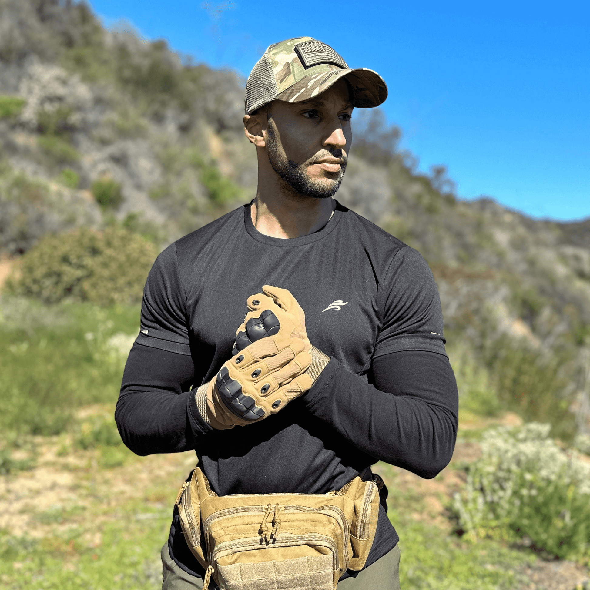 Gants tactiques beige, motif en renforts sur le dessus de la main et velcro