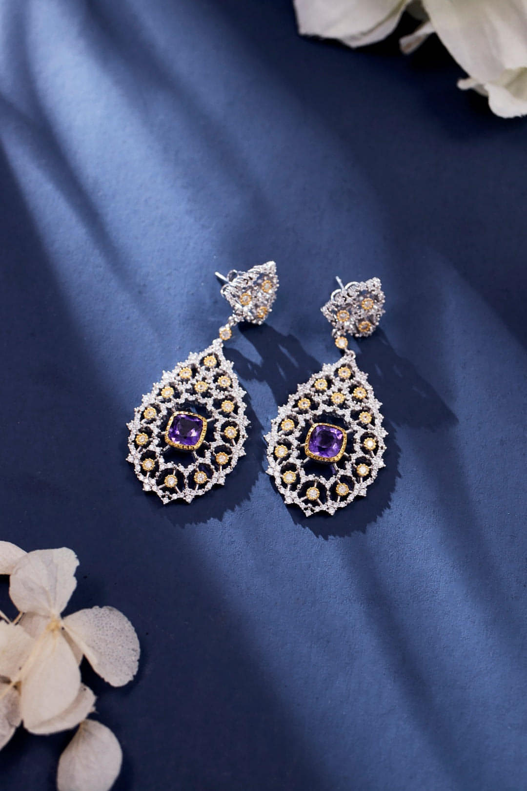 Boucles d’oreilles pendantes goutte, améthyste violette entourée de strass