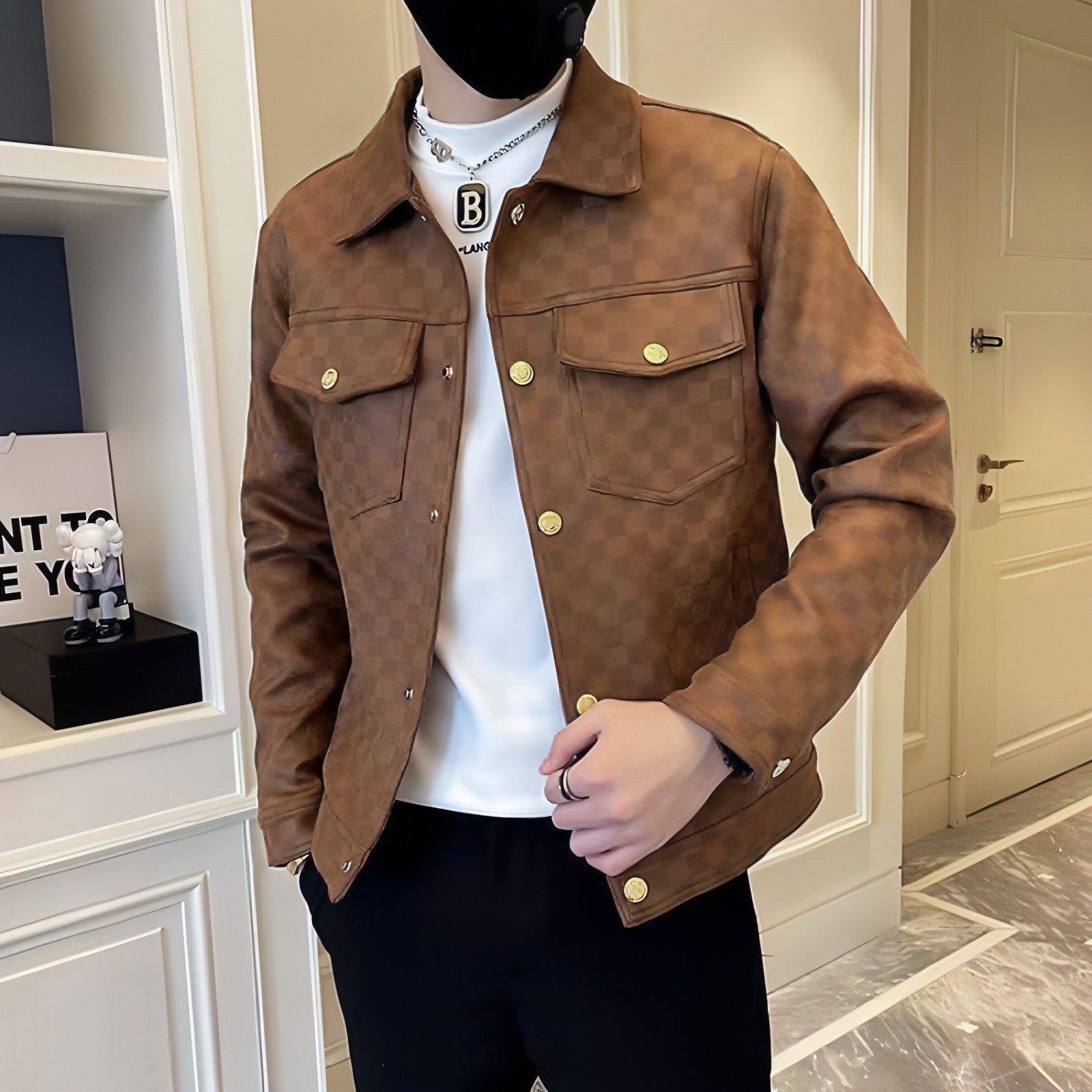 Veste homme en suédine caramel, col montant, boutons et deux poches à rabat