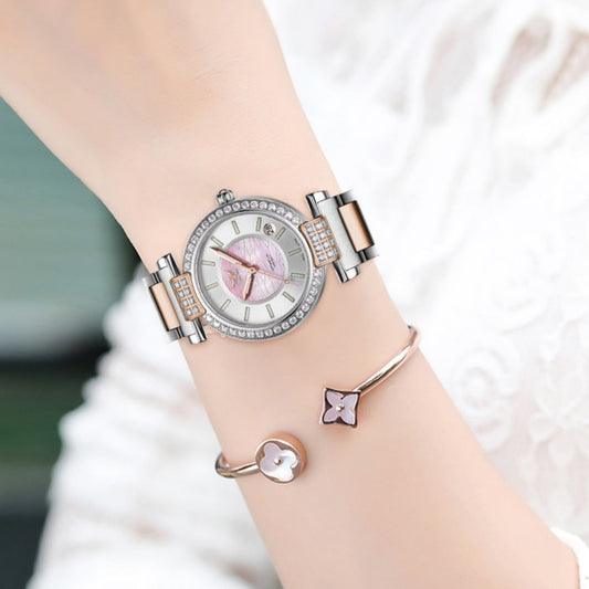 Montre à cadran blanc rosé, bracelet maillons métal argent, lunette sertie; détail bracelet papillon.