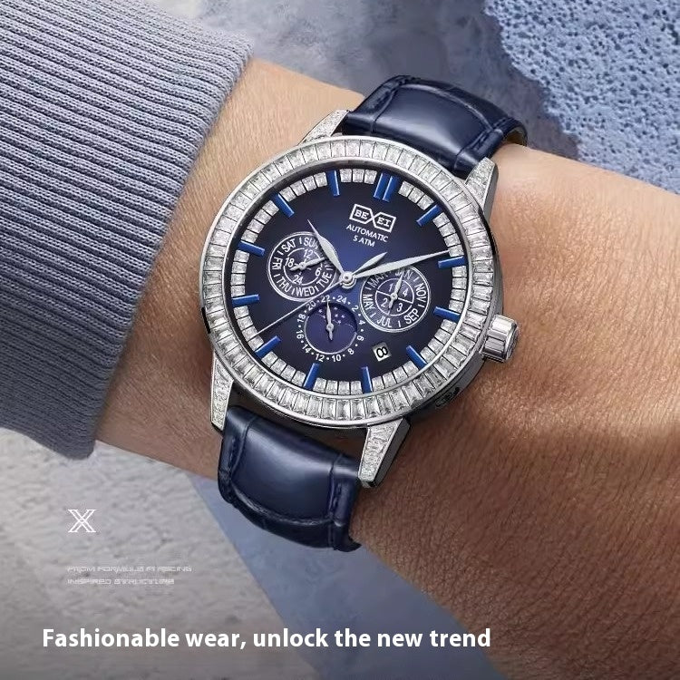 Montre à cadran bleu avec lunette sertie et bracelet cuir bleu, portée au poignet.