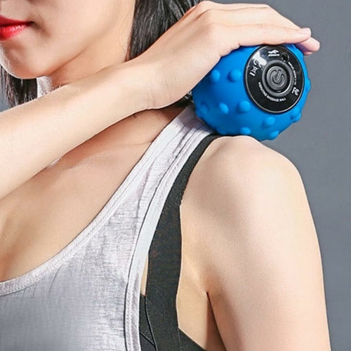 Balle de massage vibrante bleue appliquée sur l’épaule, tenue à la main
