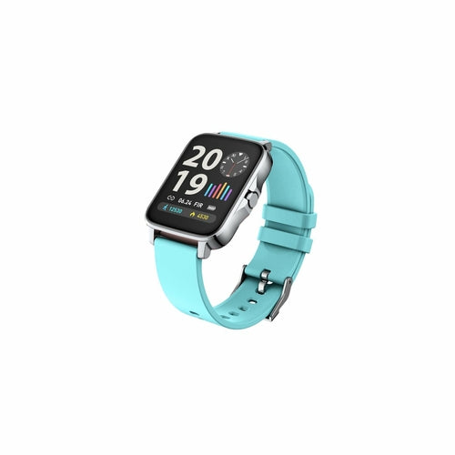Montre connectée boîtier noir, bracelet bleu clair, écran affichant des chiffres.