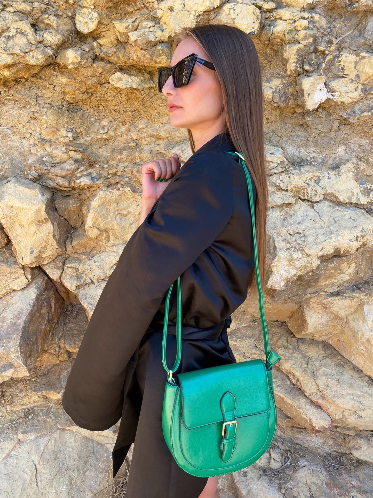 Mini sac à boucle vert émeraude en simili cuir, rabat à boucle et bandoulière
