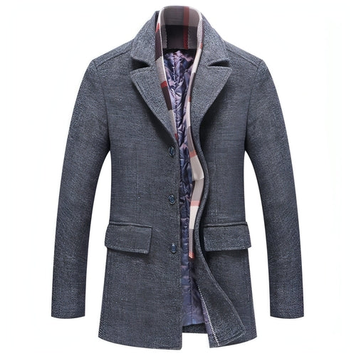 Veste mi-saison homme en laine grise avec écharpe à carreaux rouge, col cranté et poches plaquées.