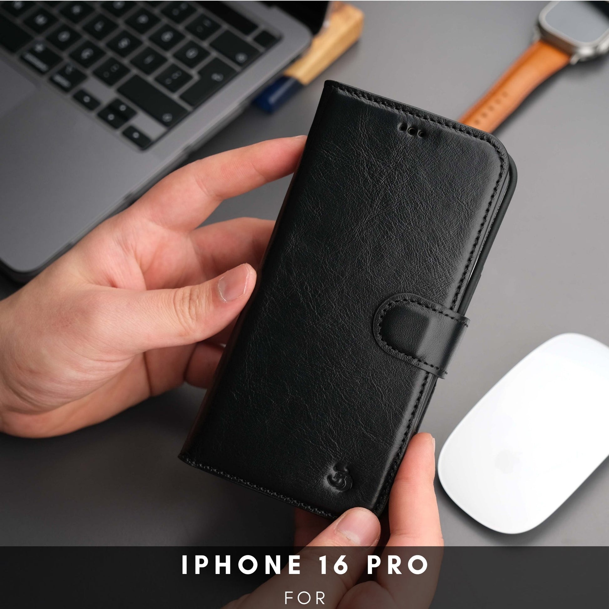 Coque portefeuille en cuir noir pour téléphone, rabat à boucle et finition texturée.