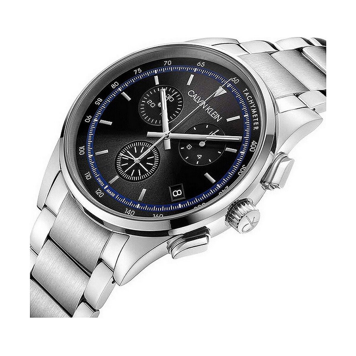 Montre en acier à cadran noir, chronographe, index et chiffres bleus visibles.