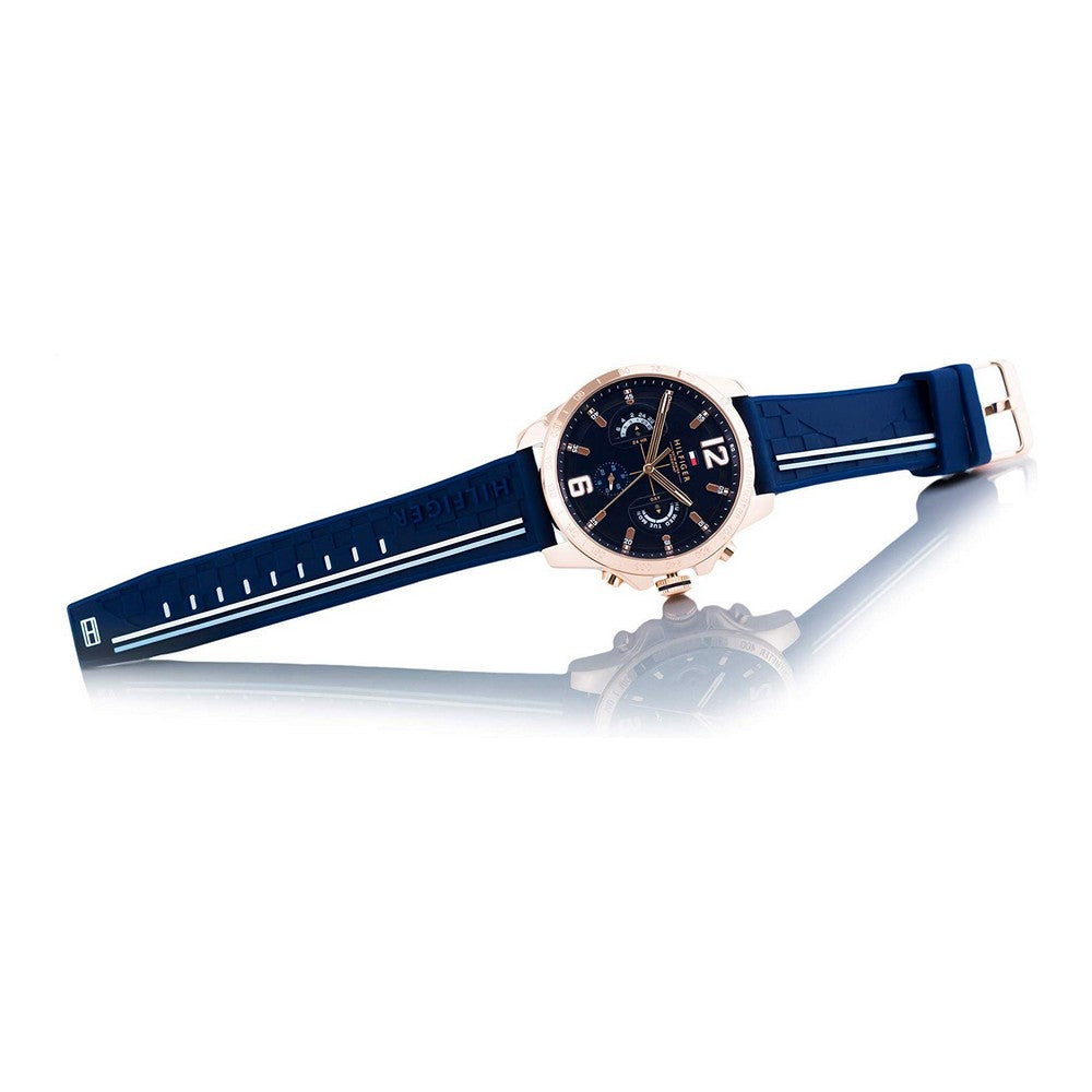 Montre avec bracelet bleu en silicone et boîtier or rose, cadran bleu foncé.