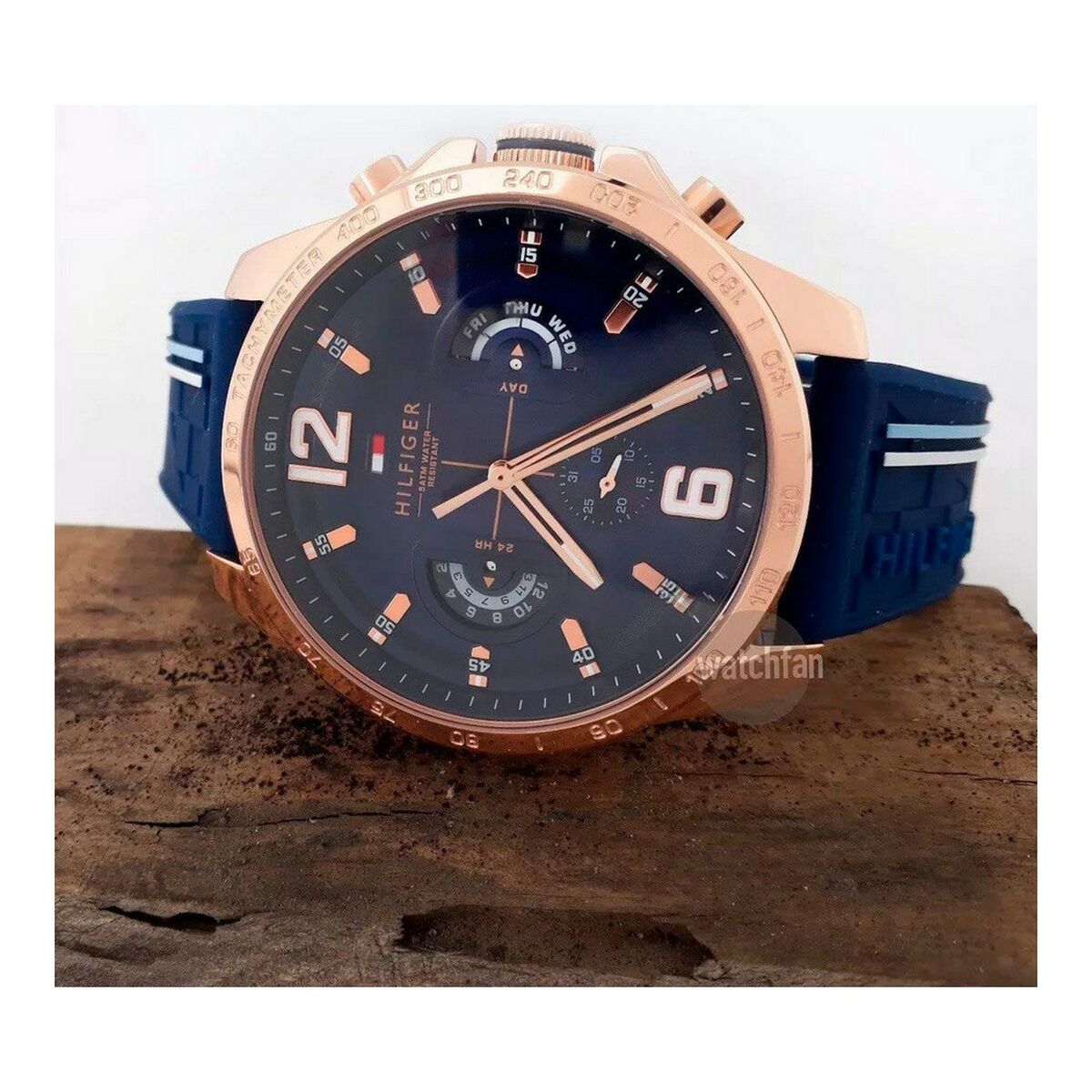 Montre à cadran bleu foncé, boîtier or rose, bracelet en silicone bleu et sous-compteurs.