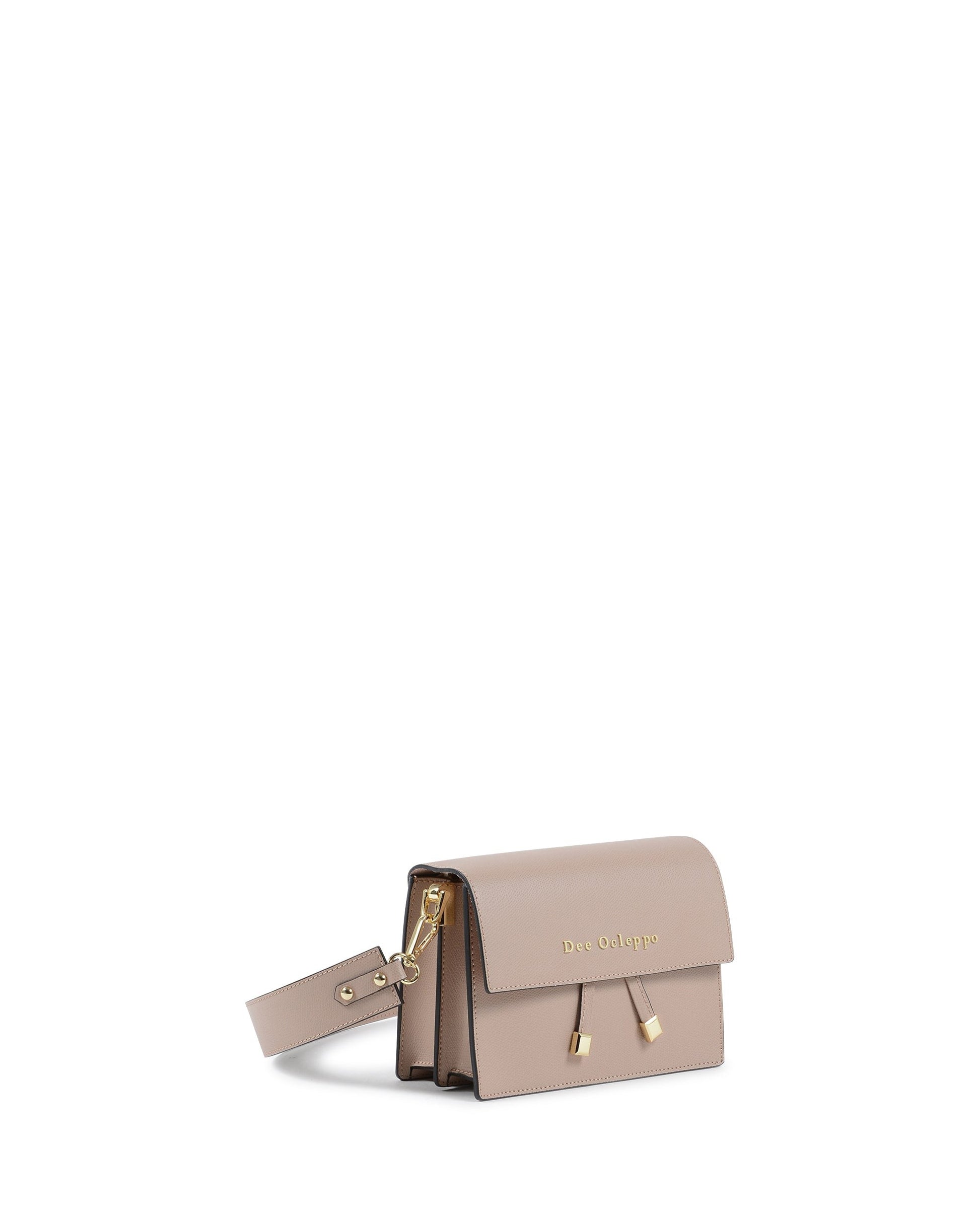 Sac bandoulière en cuir rose pâle avec rabat, fermoir doré et anse courte.