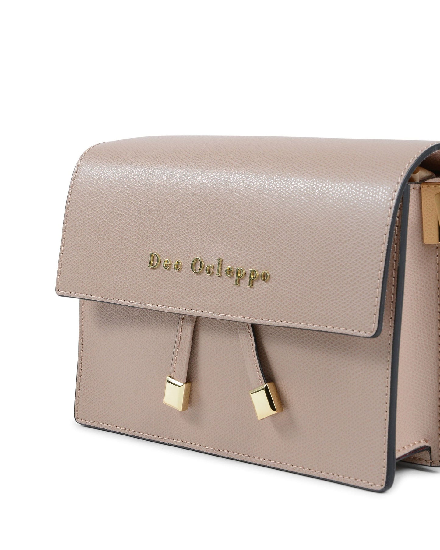 Sac en cuir rose pâle, rabat avec logo Dea Ocleppo et attaches à tiges dorées.