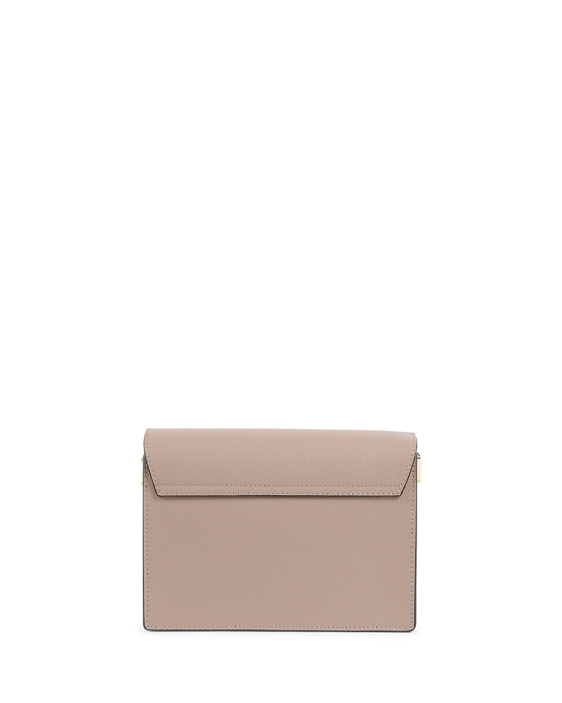 Sac en cuir rose pâle, face arrière lisse avec rabat et bordure surpiquée.