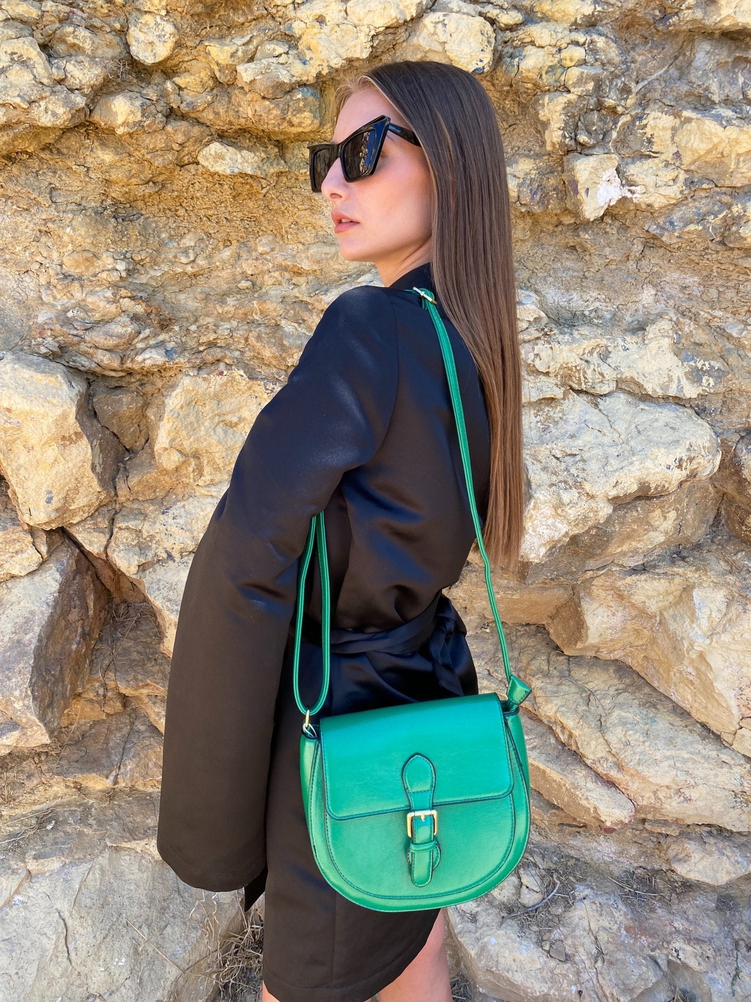 Mini sac à boucle vert émeraude en simili cuir, rabat avec boucle au centre