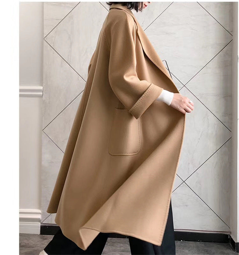 Manteau long en laine camel avec poches passepoilées, ceinture et manches longues