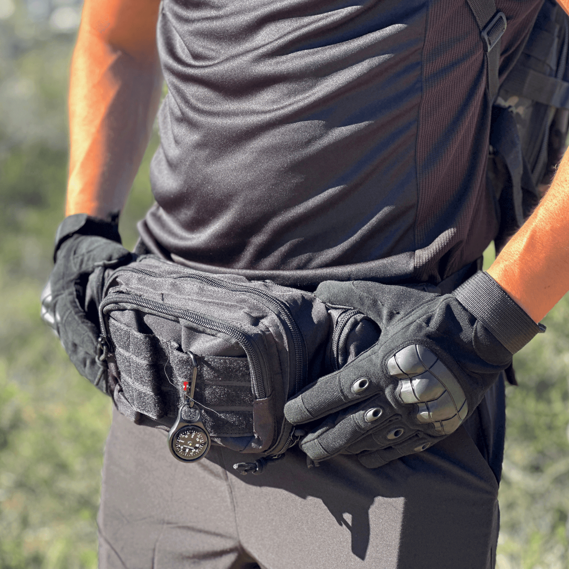 Gants tactiques noirs à paume rembourrée et protection rigide sur les jointures