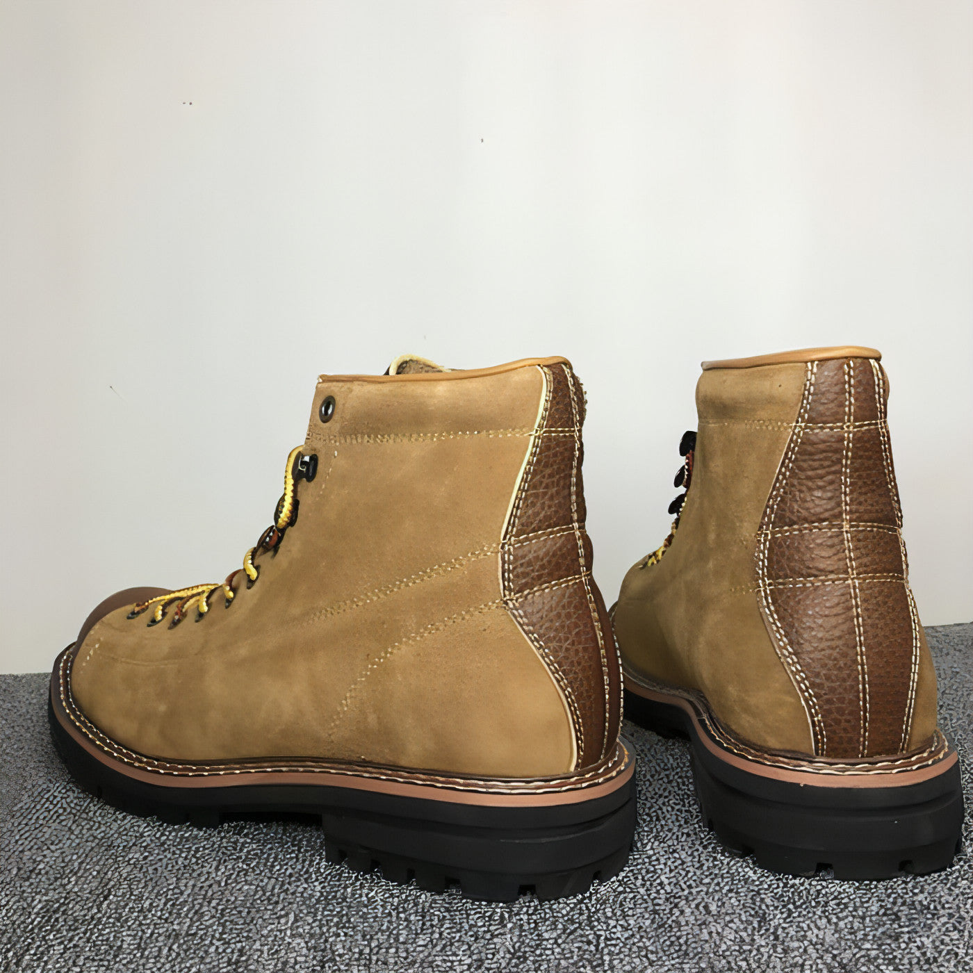 Bottes en cuir marron à lacets jaunes, empiècement arrière et semelle épaisse
