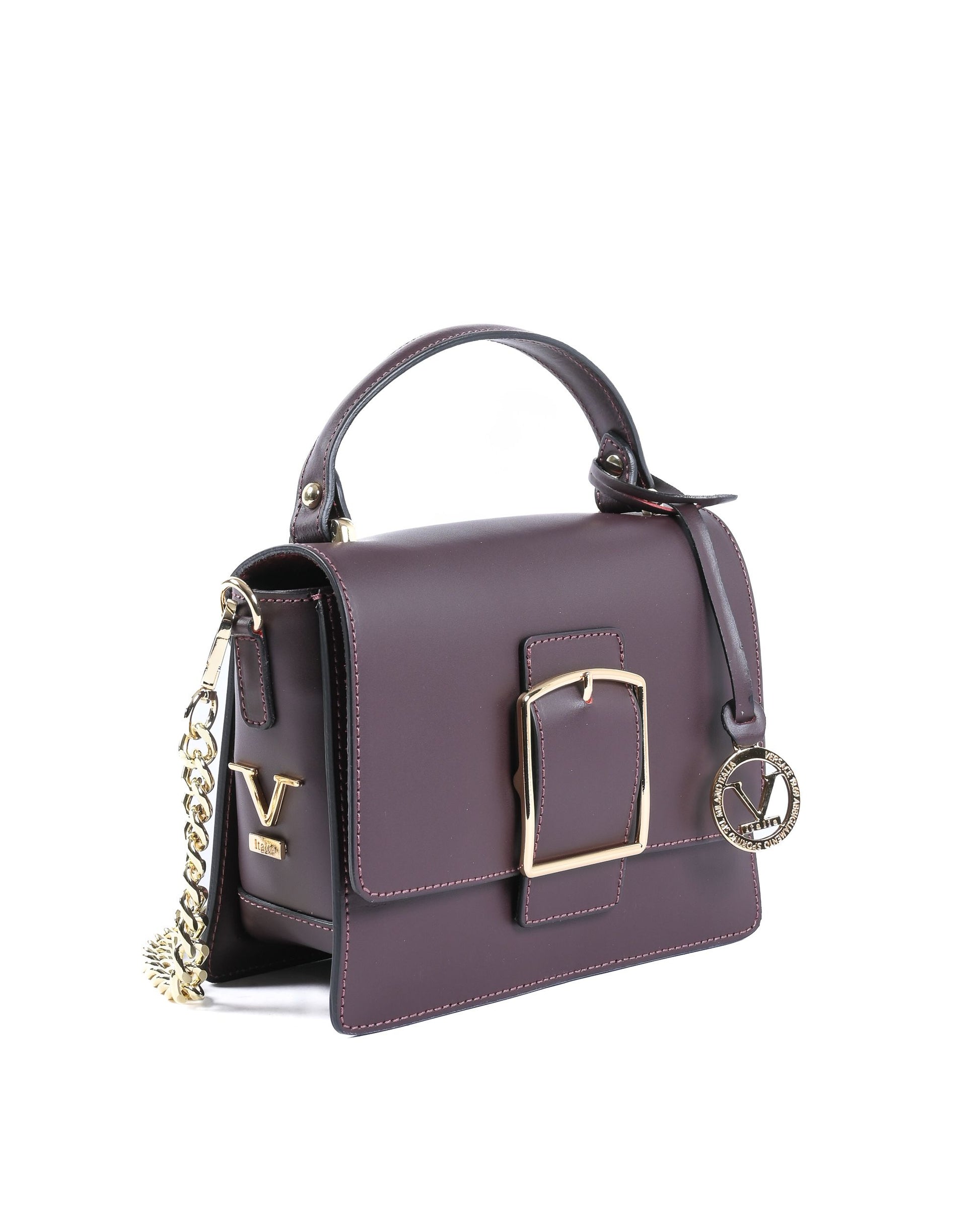 Sac à main bordeaux avec bandoulière chaîne, rabat à boucle carrée et breloque V.