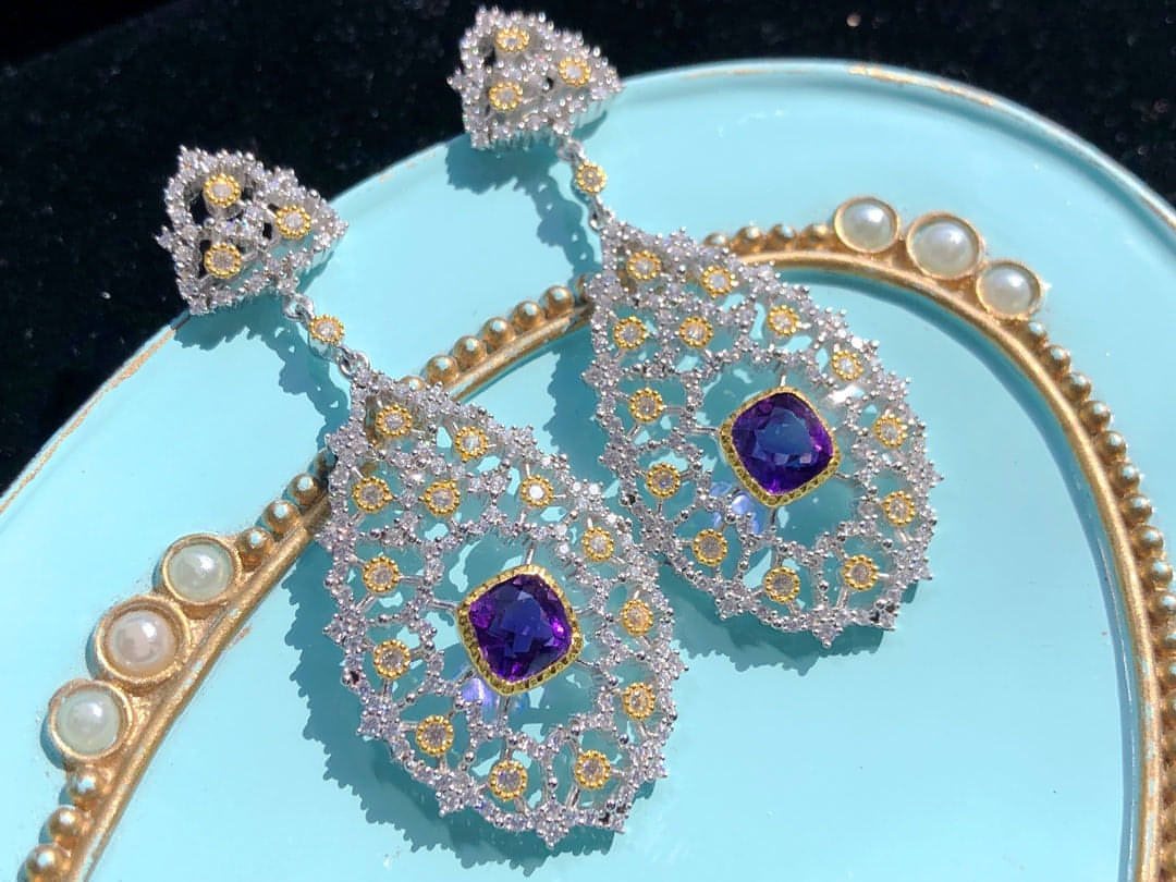 Boucles d’oreilles pendantes motif goutte ajouré, améthyste violette et perles nacrées