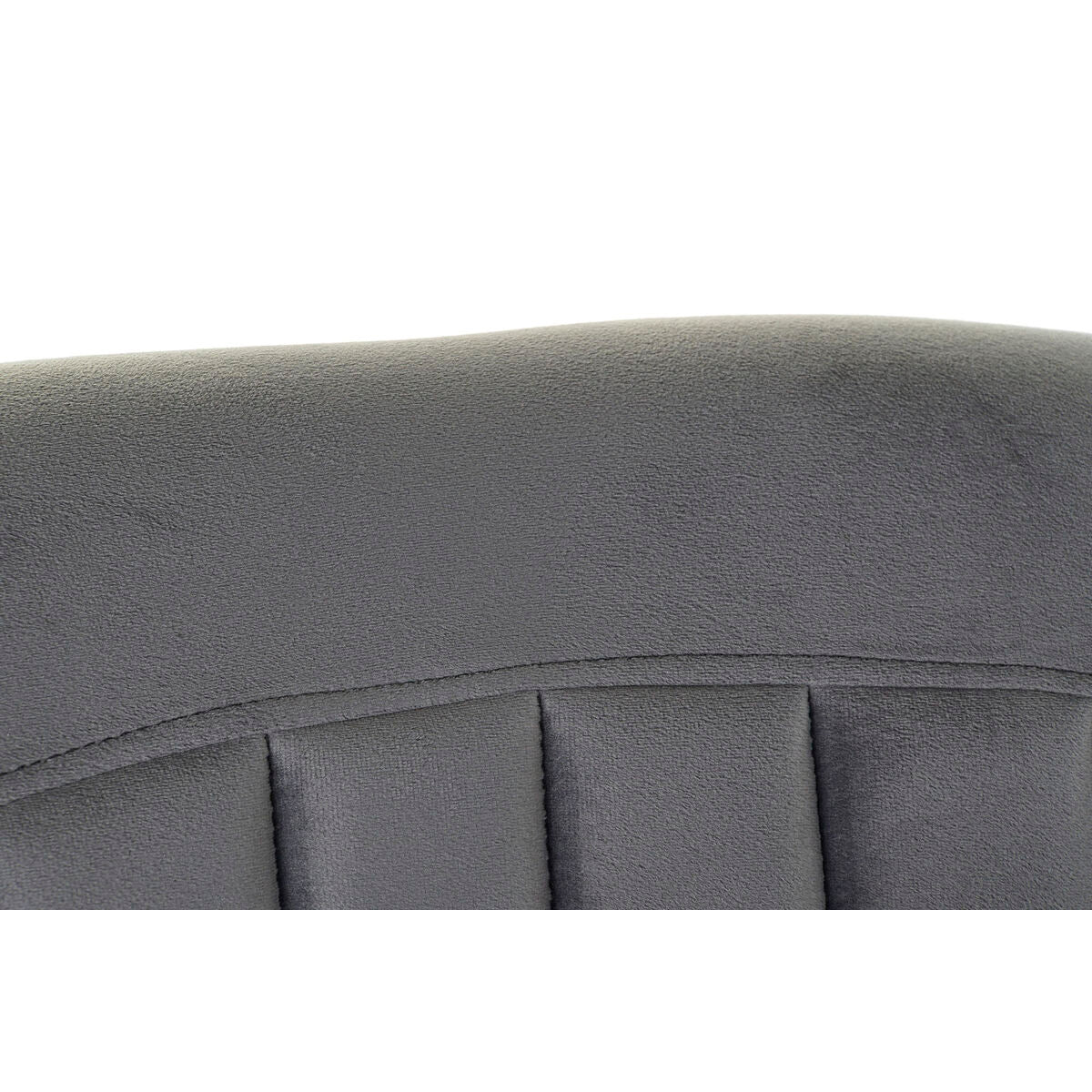 Fauteuil en tissu gris : détail de couture et rainures du dossier.
