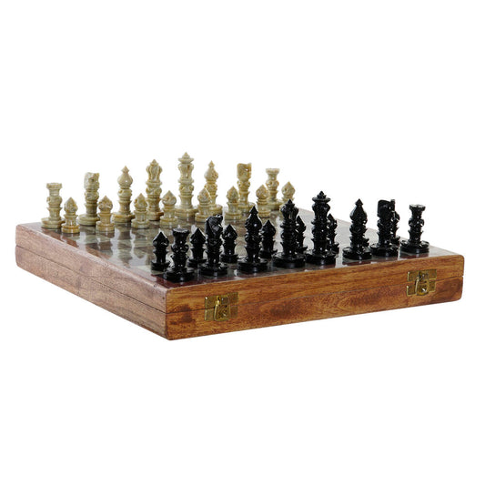 Échiquier en bois avec pièces d’échecs noires et blanches sur le plateau