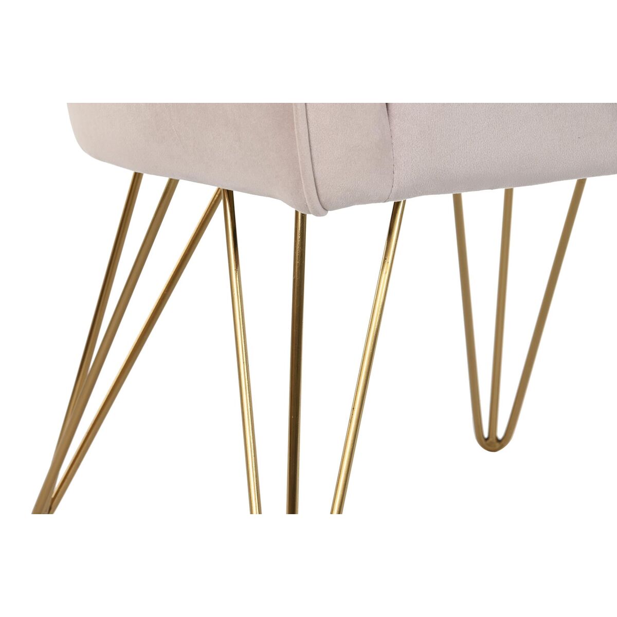 Pieds dorés en métal du fauteuil en velours rose poudré, vue rapprochée